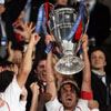 Paolo Maldini (AC Mailand) pr�sentiert nach dem Sieg in der Champions League 2006/2007 die Troph�e
